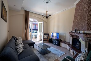 Suite, Garden View | Living room | Smart TV - Olimpic Hotel (Tirana)