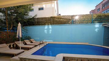 Una piscina al aire libre de temporada