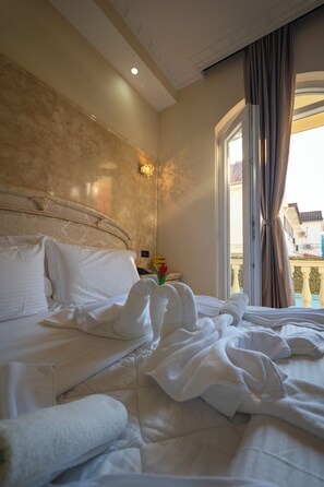 Suite, Garden View | Cadar kapas Mesir, peralatan tempat tidur premium, gebar bulu kapas 