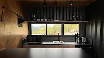 Family Room 1 Queen bed, Kitchen, Mountain view | Private kitchen