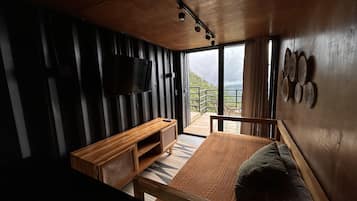 Family Room 1 Queen bed, Kitchen, Mountain view | 2 多间卧室、高档床上用品、羽绒被、加厚床垫