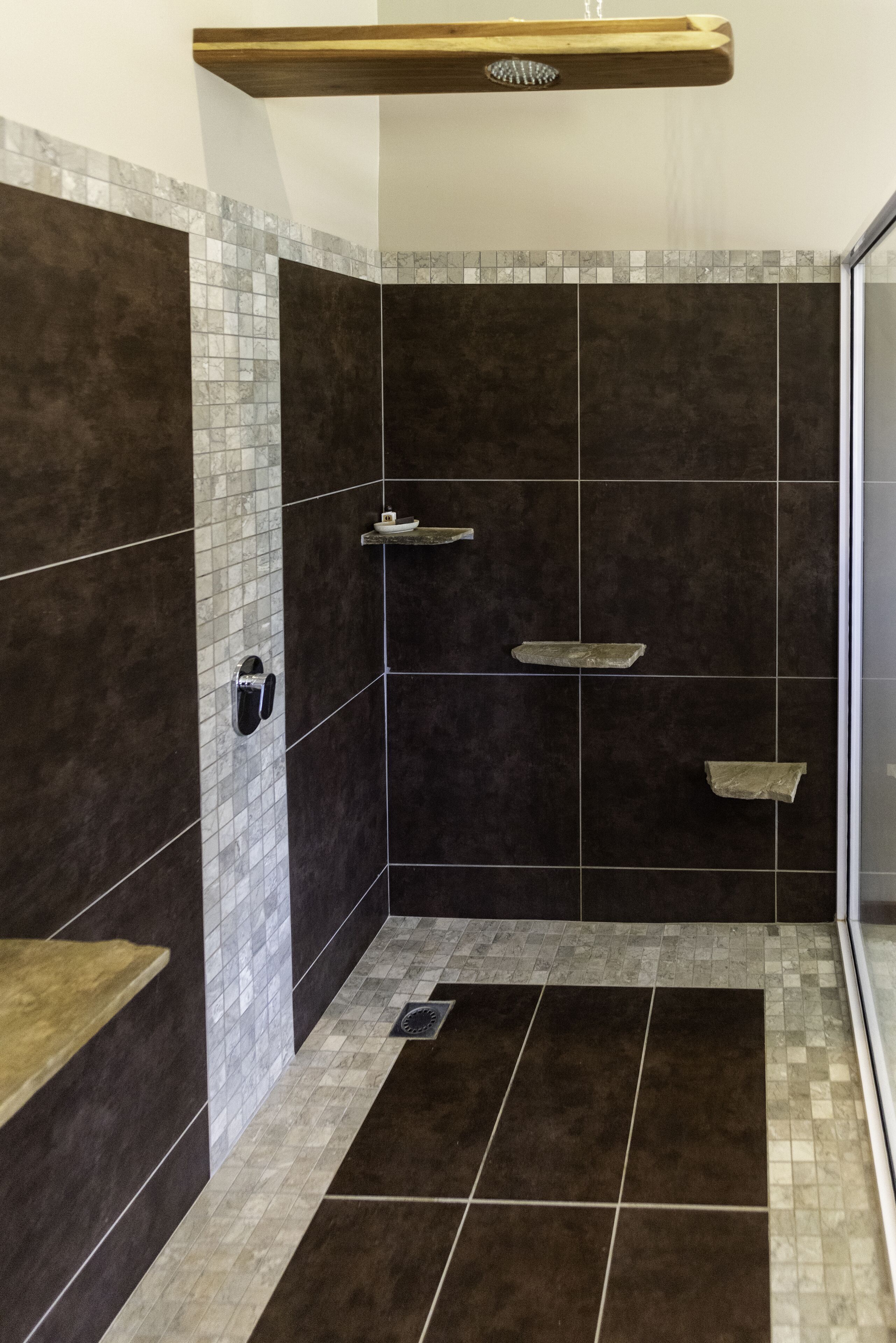 Baño | Ducha, cabezal de ducha tipo lluvia, secador de pelo y toallas
