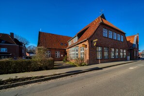 Exterior - Hotel Zur Eule (Oldenburg in Holstein)