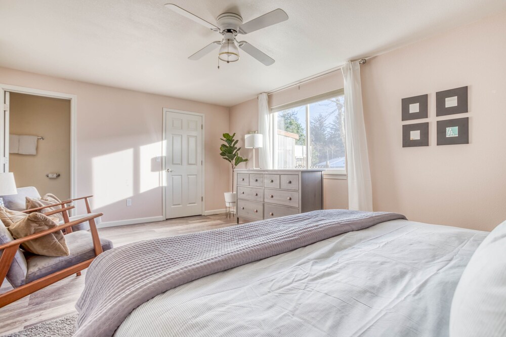 Dog Friendly, Updated Home with Hot Tub in Quiet Area Near Nehalem Bay and Manza Tillamook