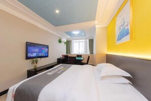 A hotel room with a bed, a desk, a television, and a window with curtains. - Chongqing Yueyou Hotel North New District Qibo Hotel (Chongqing)