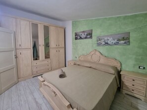 2 bedrooms, bed sheets