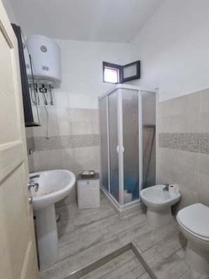 Dusche, Haartrockner, Bidet, Handtücher