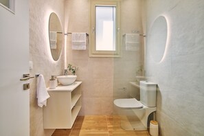 Hårføner, håndklær, såpe og sjampo