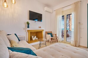 2 bedrooms, in-room safe, iron/ironing board, free WiFi