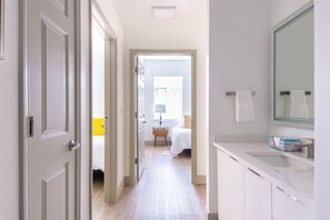 3 slaapkamers, een strijkplank/strijkijzer, reisbedje, gratis wifi