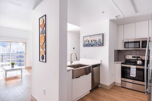 Fridge, microwave, oven, stovetop - 3BR Premium Downtown Apartment with Office & Gym (Charlotte)