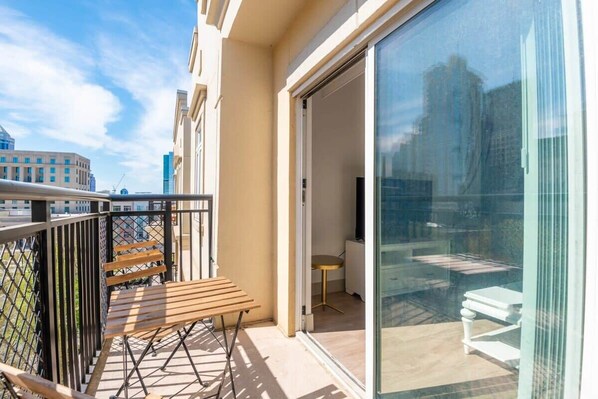 Property grounds - 3BR Premium Downtown Apartment with Office & Gym (Charlotte)