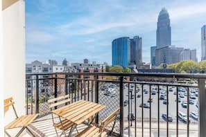Outdoor dining - 3BR Modern Downtown Apartment with Gym & Office (Charlotte)