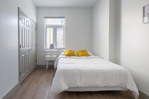 3 bedrooms, iron/ironing board, travel cot, free WiFi - 3BR Modern Downtown Apartment with Gym & Office (Charlotte)