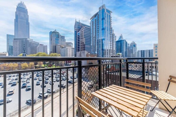 Outdoor dining - 3BR Modern Downtown Apartment with Gym & Office (Charlotte)