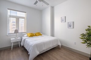 3 bedrooms, iron/ironing board, travel cot, free WiFi - 3BR Modern Downtown Apartment with Gym & Office (Charlotte)