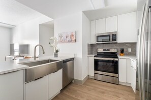 Réfrigérateur, four à micro-ondes, un four, surface de cuisson