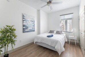 3 chambres, fer et planche à repasser, lit de bébé portatif