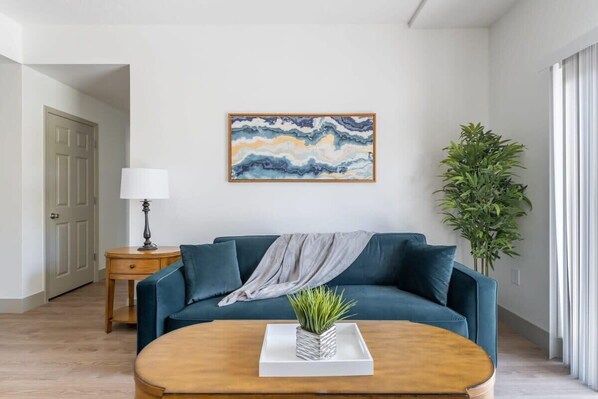 Smart TV, offices - 4B/2BA Luxury Central Apartment with Gym (Charlotte)