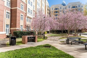 Outdoor dining - 4B/2BA Luxury Central Apartment with Gym (Charlotte)