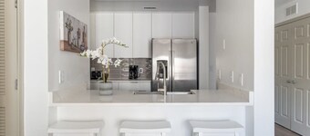 4B/2BA Luxury Central Apartment with Gym