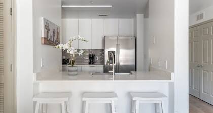 4B/2BA Luxury Central Apartment with Gym
