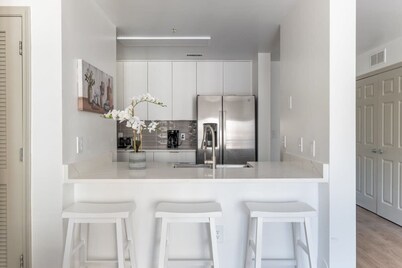 4B/2BA Luxury Central Apartment with Gym