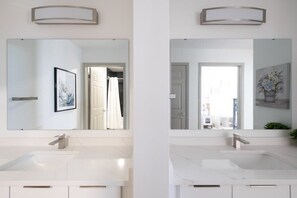 Bathtub, hair dryer, towels, soap - 4B/2BA Luxury Central Apartment with Gym (Charlotte)