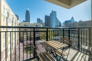 Outdoor dining - 4B/2BA Luxury Central Apartment with Gym (Charlotte)