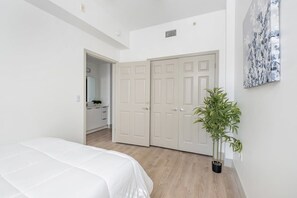 3 slaapkamers, een strijkplank/strijkijzer, reisbedje, gratis wifi