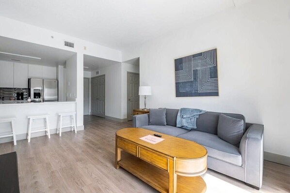 Smart TV, offices - 4B/2BA Premium Family Apartment with Gym (Charlotte)