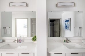 Bathtub, hair dryer, towels, soap - 4B/2BA Premium Family Apartment with Gym (Charlotte)