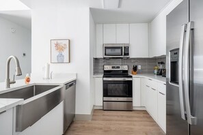 Kjøleskap, mikrobølgeovn, ovn og kokeplater