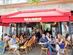 Outdoor dining - CHARMING CHATELET RETREAT: A FUSION OF ELEGANCE AND ECLECTICISM IN LE MARAIS (Paris)