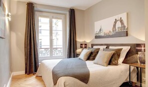 2 bedrooms, desk, iron/ironing board, free WiFi - CHARMING CHATELET RETREAT: A FUSION OF ELEGANCE AND ECLECTICISM IN LE MARAIS (Paris)