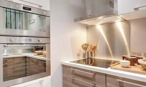 Fridge, microwave, oven, stovetop - CHARMING CHATELET RETREAT: A FUSION OF ELEGANCE AND ECLECTICISM IN LE MARAIS (Paris)