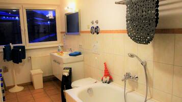 Haartrockner, Handtücher, Seife, Toilettenpapier