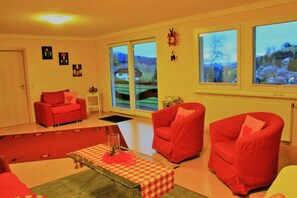 Fernseher, DVD-Player, Bücher, Musikbibliothek