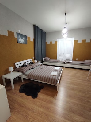 Habitación cuádruple familiar | Área de sala de estar | Impresora