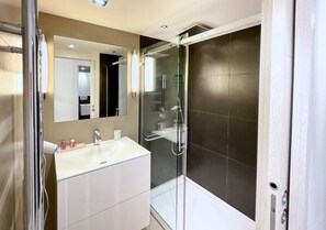 Douche, serviettes fournies