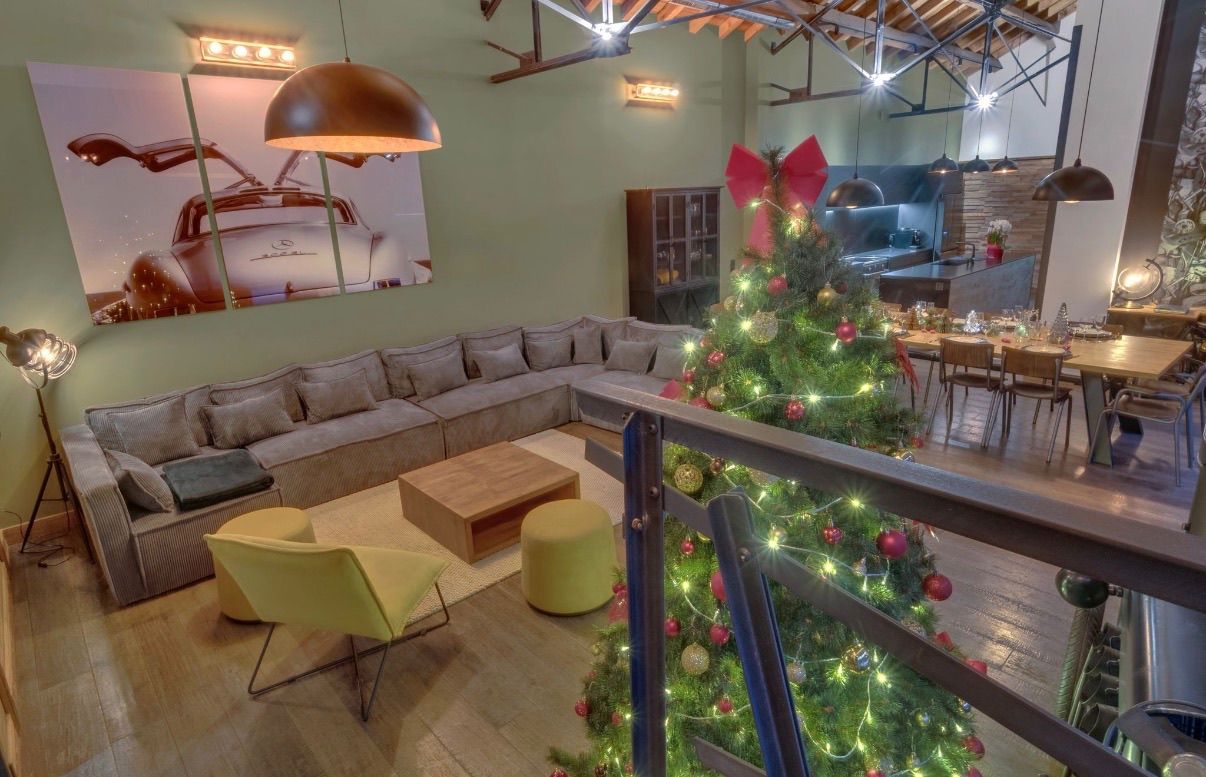 Ein modernes Wohnzimmer mit einem Ecksofa, einem Couchtisch und einem Weihnachtsbaum.