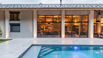 Een verwarmd zwembad