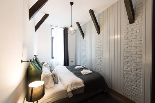 Lovely family sized flat in the heart of Brasov Old Town Flat w/ Tampa View