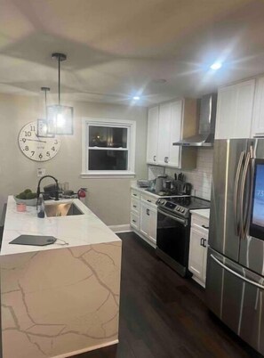 Cookware/dishes/utensils, paper towels, dining tables - Message me for additional Discount |FREE Parking (Washington)