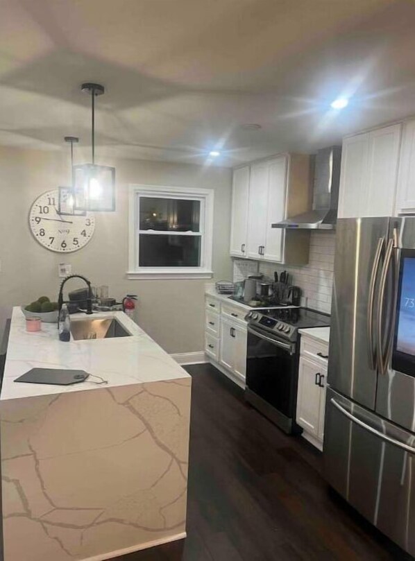 Cookware/dishes/utensils, paper towels, dining tables - Message me for additional Discount |FREE Parking (Washington)