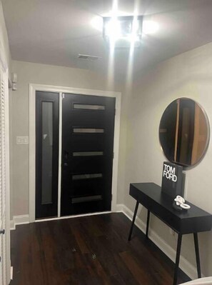 Interior - Message me for additional Discount |FREE Parking (Washington)