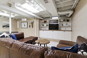Smart TV, chimenea, mesa de ping pong, monitor de computadora