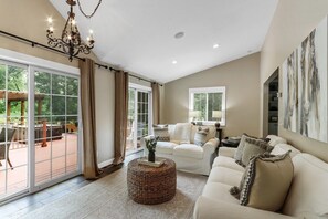 Smart TV, chimenea, tenis de mesa y estéreo 