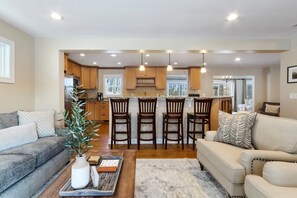 Smart TV, chimenea, tenis de mesa y estéreo 