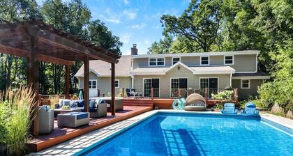 10min to Alpine Ski|Private In-Ground Pool |Hot Tub|Pergola Seating|1.5 Acre Home|Entertainment Room